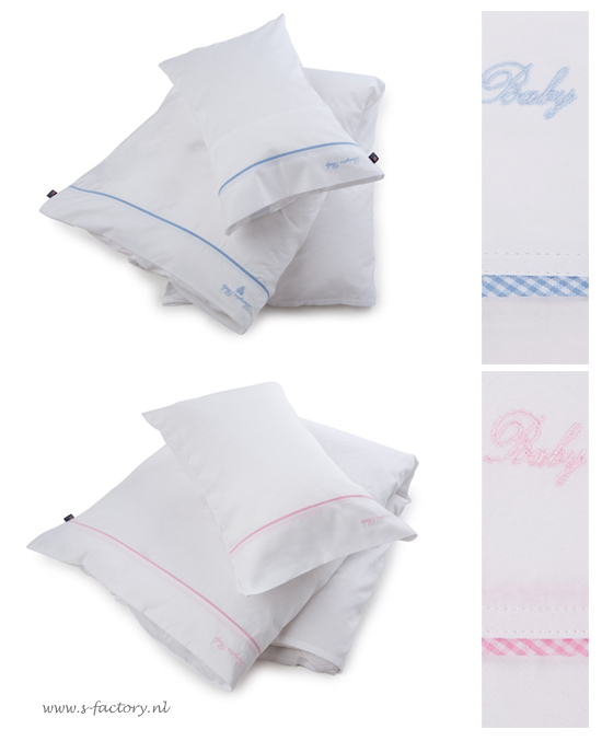 Stralend witte dekenhoezen met roze of lichtblauwe accenten op het ledikant van Lexington